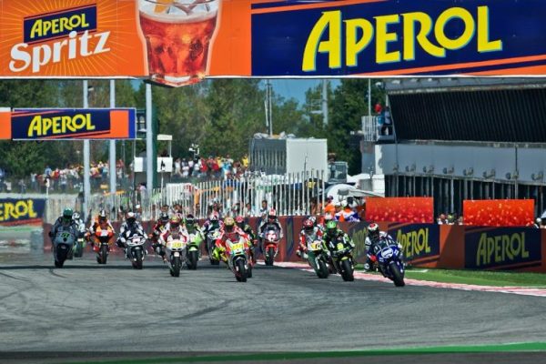 Gara di motociclismo con motociclisti in competizione su un circuito.